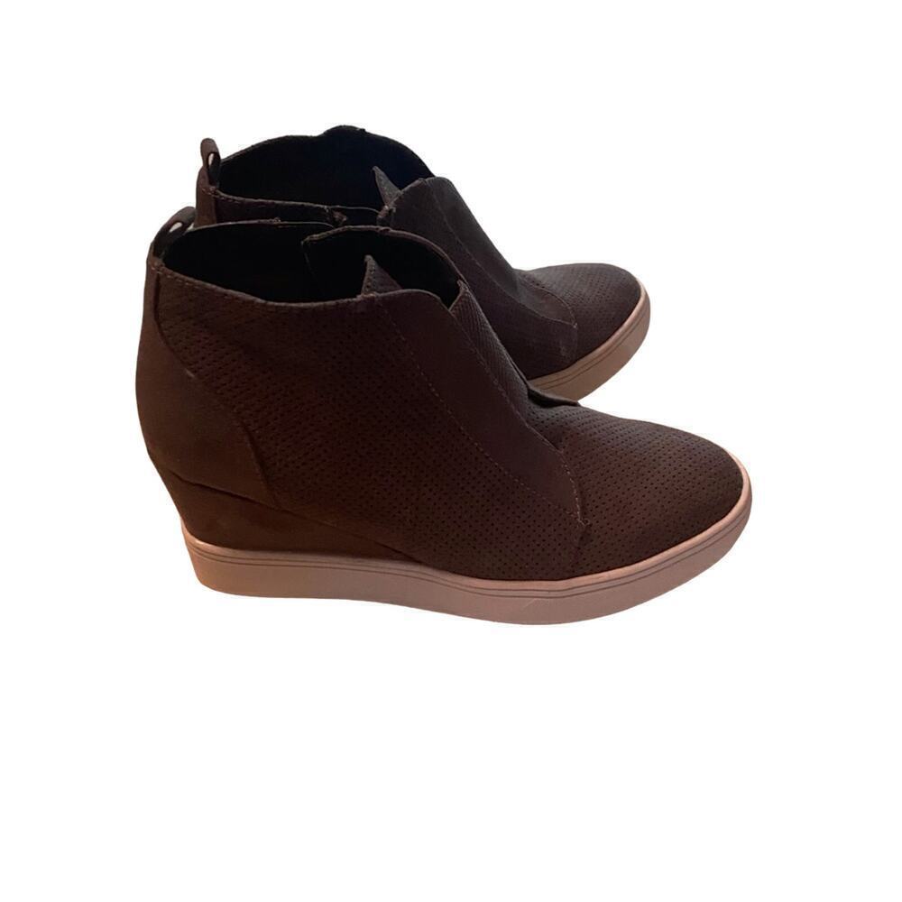 Mia wedge size 9